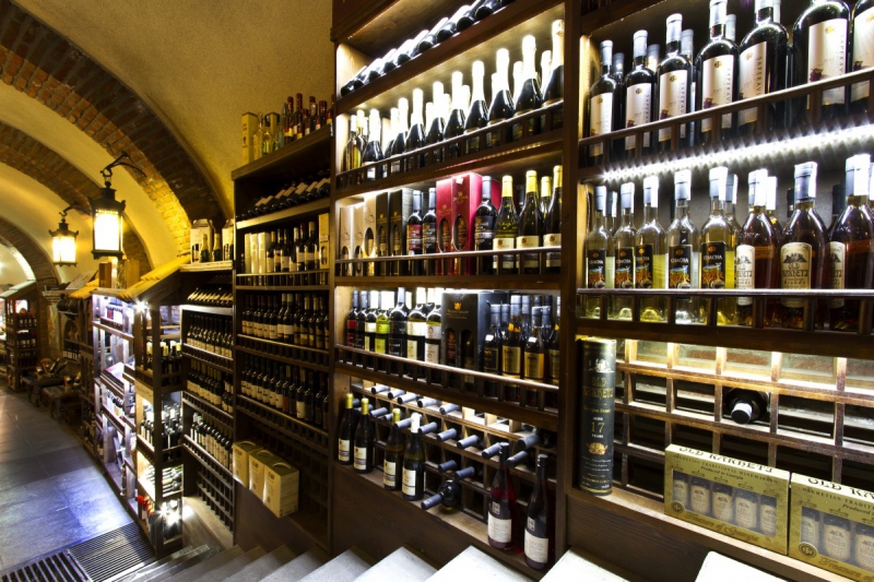 bar-OLLIERES-min_world_street_travel_shop_canon_georgia_wine_bottles-429767
